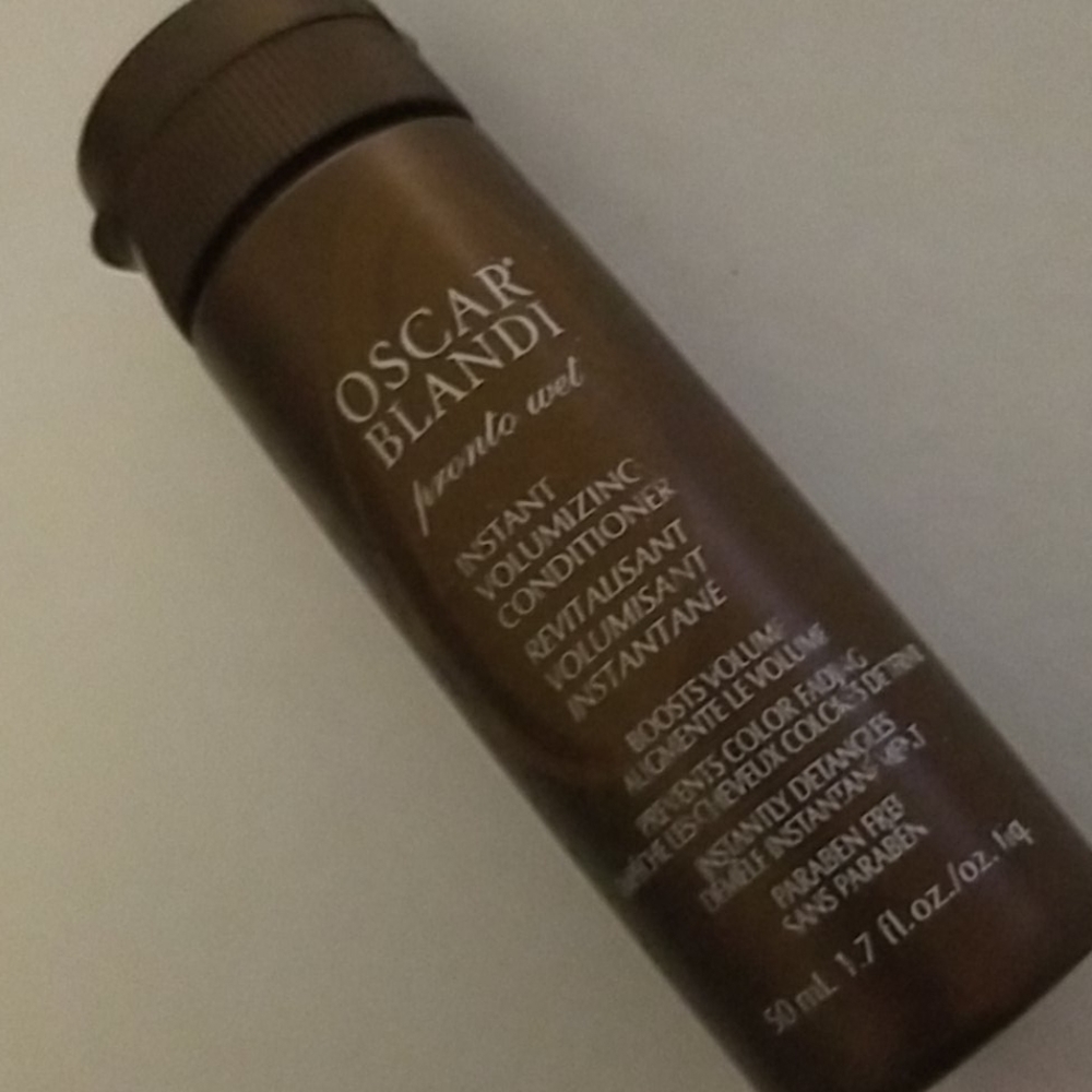 4/25 bundle item. Oscar Blandi Instant Volume Conditioner
